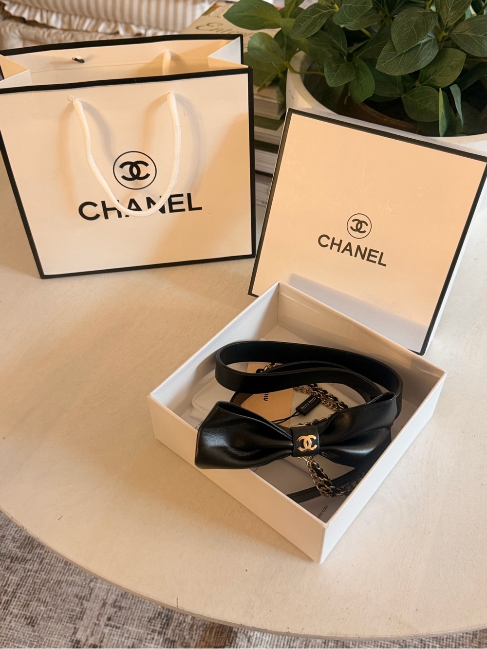 CHANEL Black Leather Bow Belt with Gold-Tone Chain Drapes - Picture 4 of 8